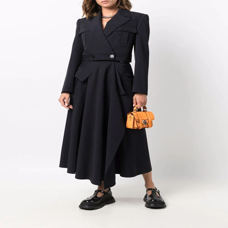 Damen Kurzblazer im Tailoring mit aufgesetzten Pattentaschen und markanter Schulterpartie Drune