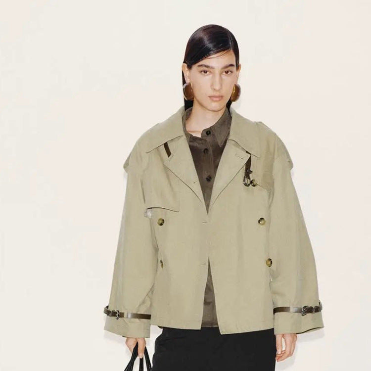 Damen Kurzer Boxy-Trenchcoat mit weitem Revers, Schulterriegeln und verstellbaren Manschetten Drune
