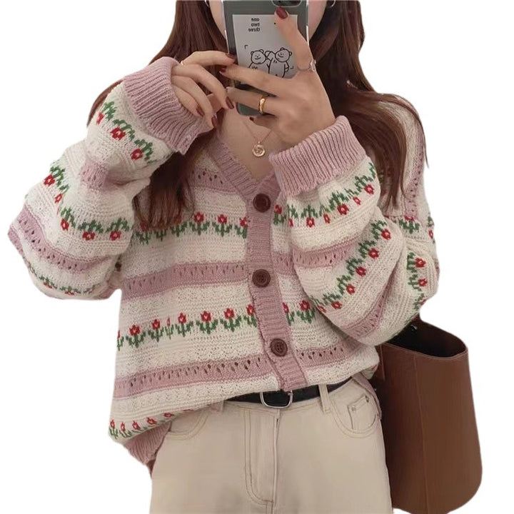 Damen Strickjacke mit nostalgischen Blumenmotiven und großzügigem Schnitt Drune