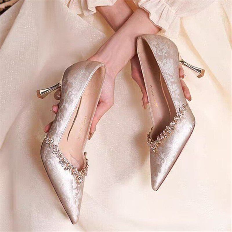 Damen Samt-Pumps mit spitzer Zehenpartie, funkelnder Kristallbordüre und sculpted Absatz Drune