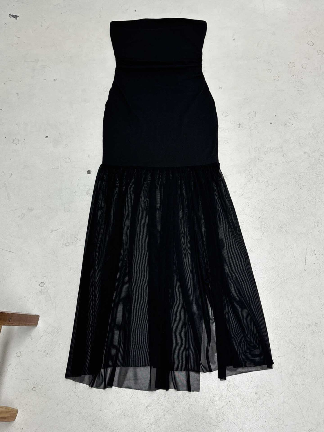 Damen Maxikleid mit elegantem Rüschensaum und figurbetontem Oberteil Drune