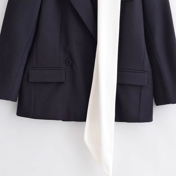 Damen Kurzer Blazer mit angenähter Schluppen‑Krawatte und Pattentaschen Drune