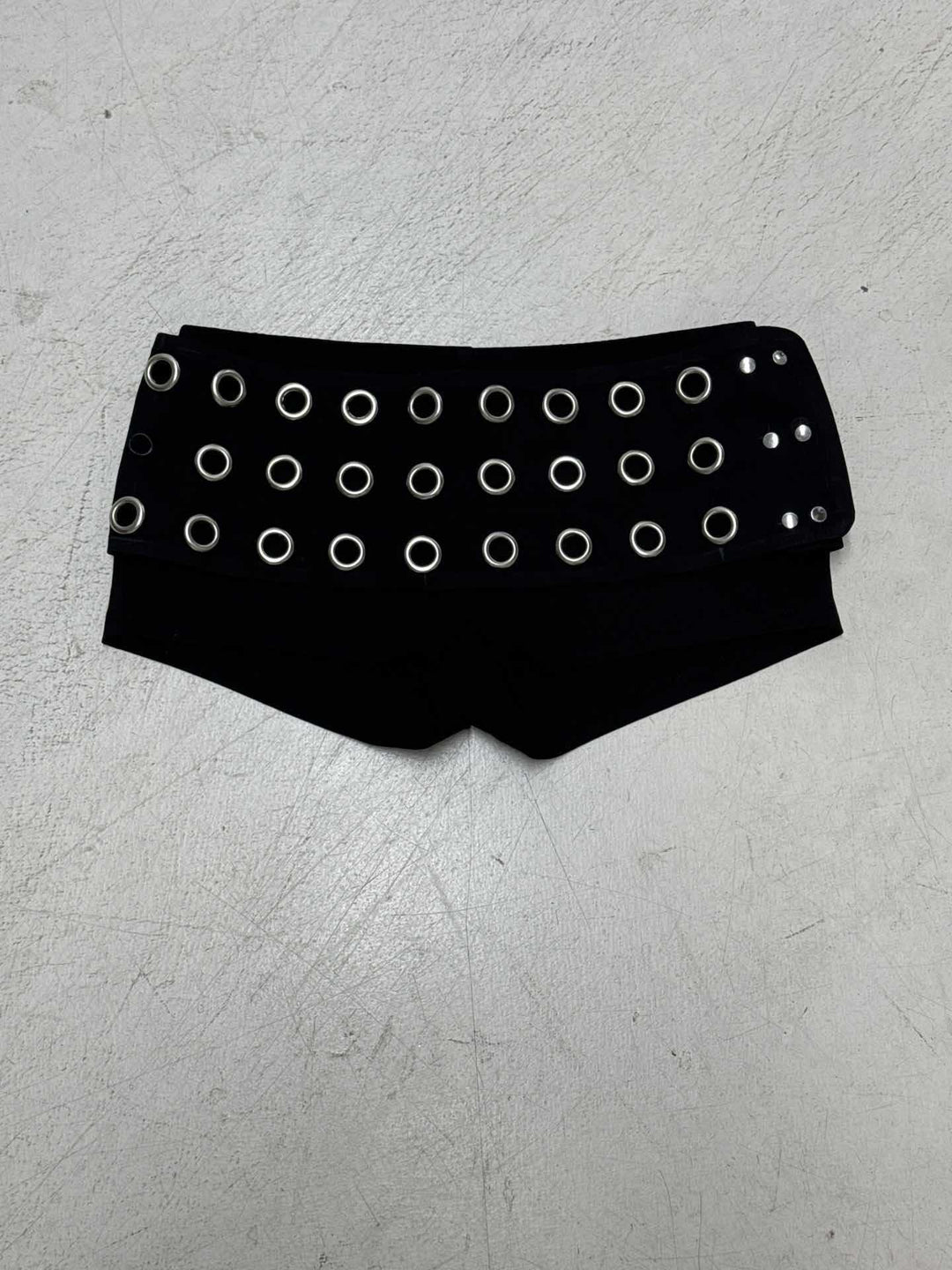 Damen Minirock mit kreativem Schnallendesign und kontrastierenden Ösen Drune