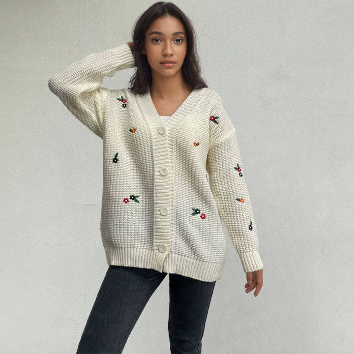Damen Grobstrick Cardigan mit bunten Stickereien und Knopfverschluss Drune
