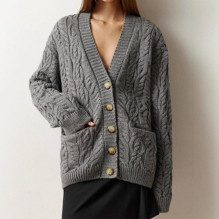 Damen Oversize Zopfmuster-Strickcardigan mit V‑Ausschnitt und aufgesetzten Taschen Drune
