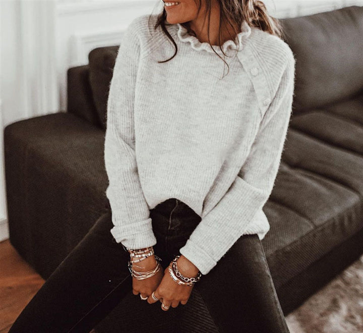 Damen Rippstrickpullover mit Rüschenkragen und seitlicher Knopfleiste Drune