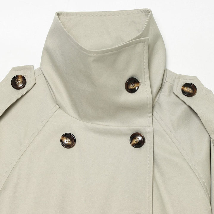 Damen nan kurzer taillierter Trenchcoat mit doppelreihiger Knopfleiste hohem Stehkragen und abnehmbaren Schulterklappen Drune