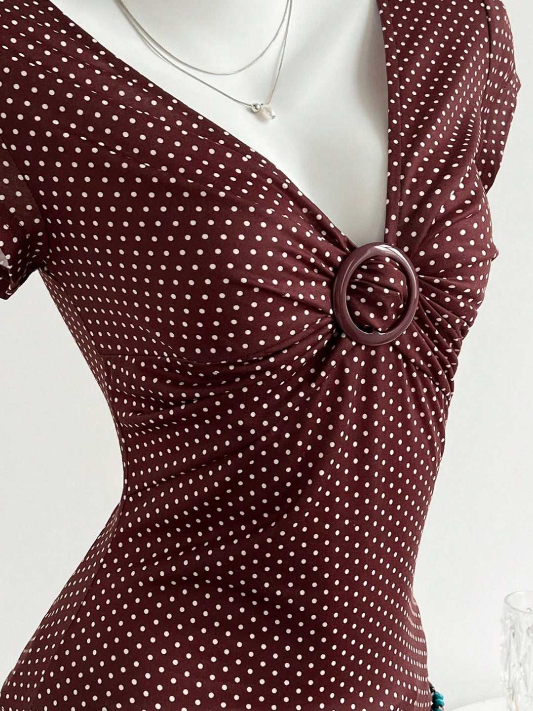 Damen Figurschmeichelndes Shirt mit dekorativem Ringdetail Drune
