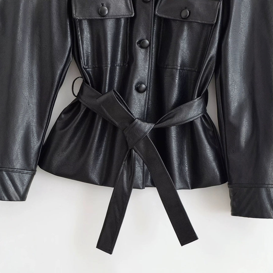 Damen Taillierte Kunstlederjacke mit Bindegürtel, Stehkragen und Pattentaschen Drune