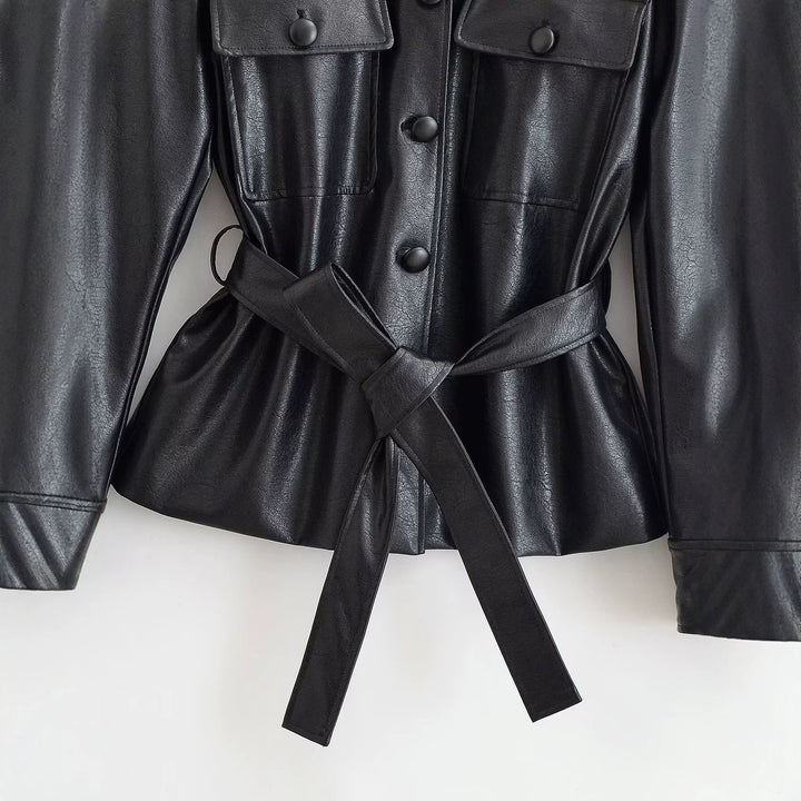 Damen Taillierte Kunstlederjacke mit Bindegürtel, Stehkragen und Pattentaschen Drune