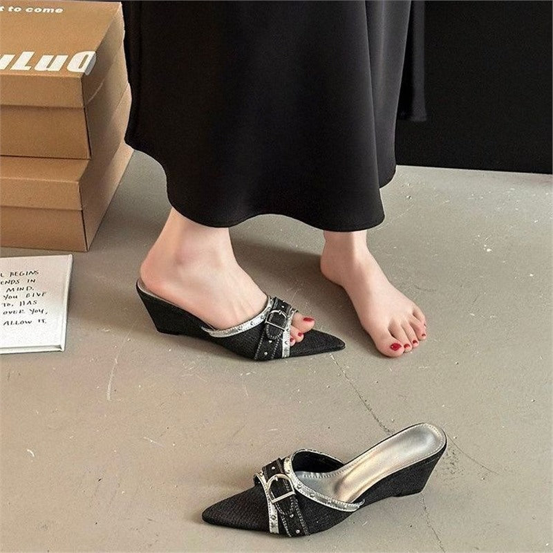 Damen Spitz zulaufende Mule-Pantolette mit niedrigem Keilabsatz und verziertem Schnallenriemen Drune