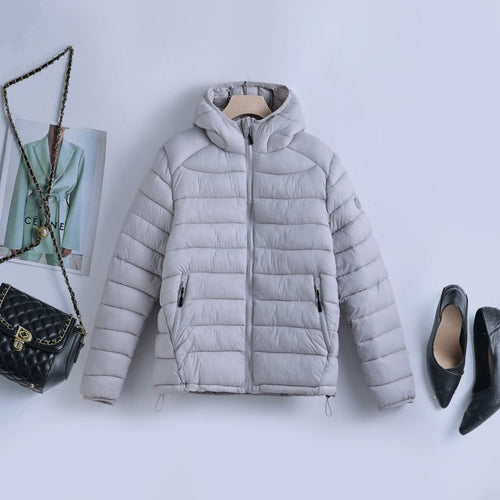 Damen nan ultraleichte gesteppte Kapuzenjacke mit thermoisolierender Füllung und taillierbarem Tunnelzug Drune