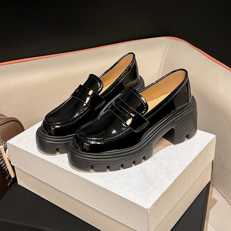 Damen Chunky‑Pennyloafer in Lackoptik mit gezahnter Lug‑Sohle und gepolstertem Komfortfutter Drune