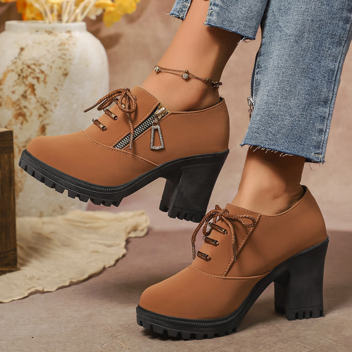 Damen nan elegante Schnür-Booties mit robustem Profilabsatz, seitlichem Reißverschluss und dekorativem Anhänger Drune