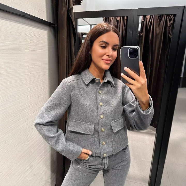 Damen Kurztaillierte Wolljacke mit Zierknöpfen und Pattentaschen Drune