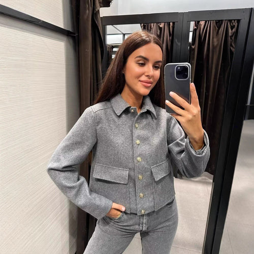Damen Kurztaillierte Wolljacke mit Zierknöpfen und Pattentaschen Drune