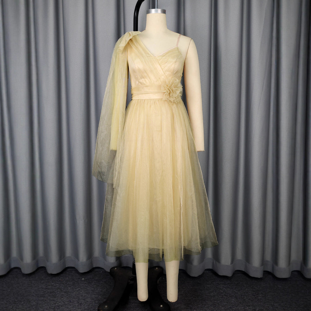 Damen glamouröses Cocktailkleid mit voluminösem Überwurf und floralen Akzenten Drune