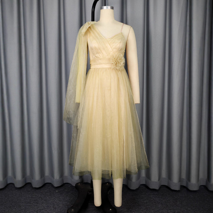 Damen glamouröses Cocktailkleid mit voluminösem Überwurf und floralen Akzenten Drune