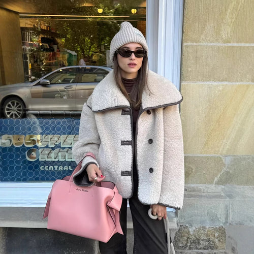 Damen nan kurze Oversize Lammfelloptik Jacke mit breitem Schalkragen und dekorativen Paspelabschlüssen Drune