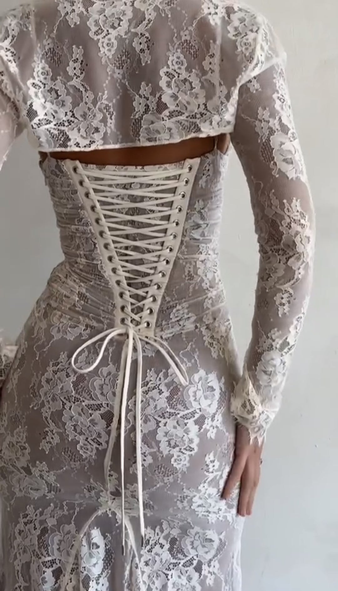 Damen Spitzen-Maxikleid mit eleganten Rüschendetails und tiefem Schlitz Drune