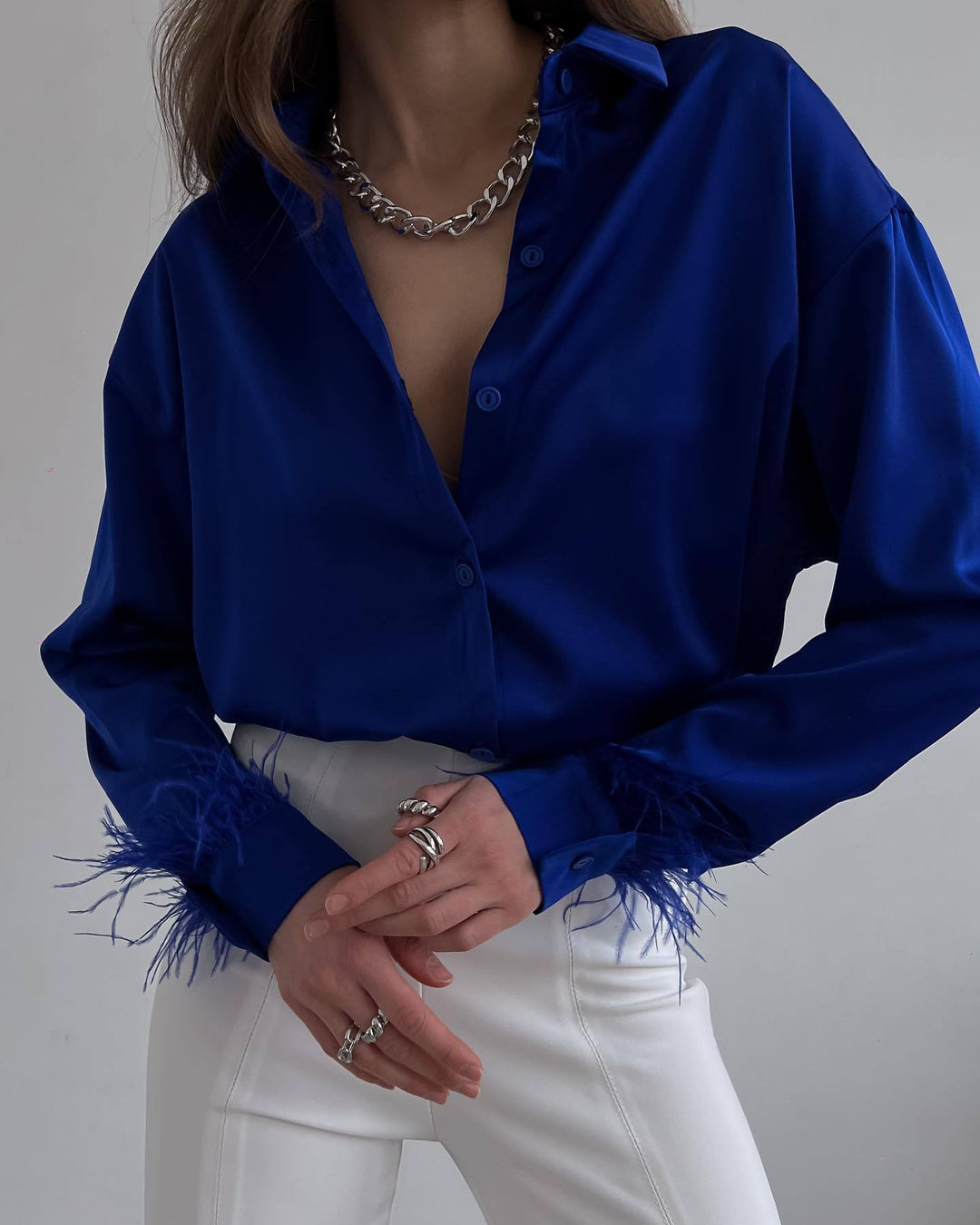 Damen Bluse mit bunten Federn und elegantem Schnitt Drune