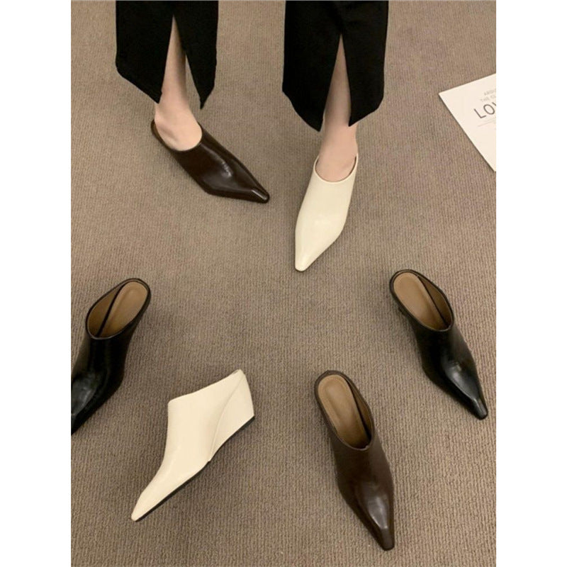 Damen Spitz zulaufende Slip‑On Mules mit skulptiertem Keilabsatz Drune