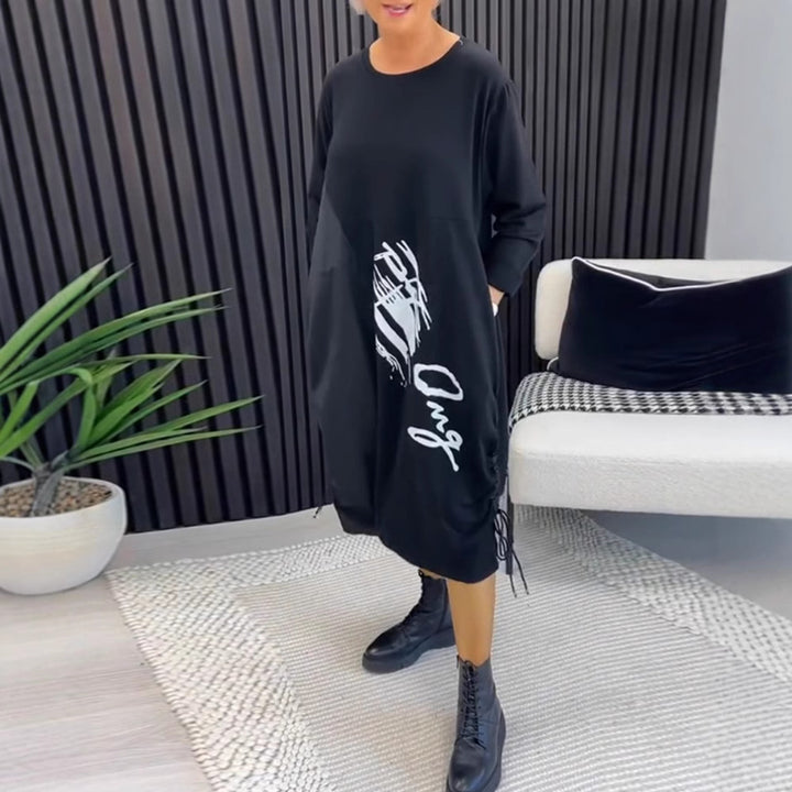 Damen nan lässiges Jerseykleid mit seitlicher Tunnelzug-Raffung, Eingrifftaschen und Statement-Print Drune