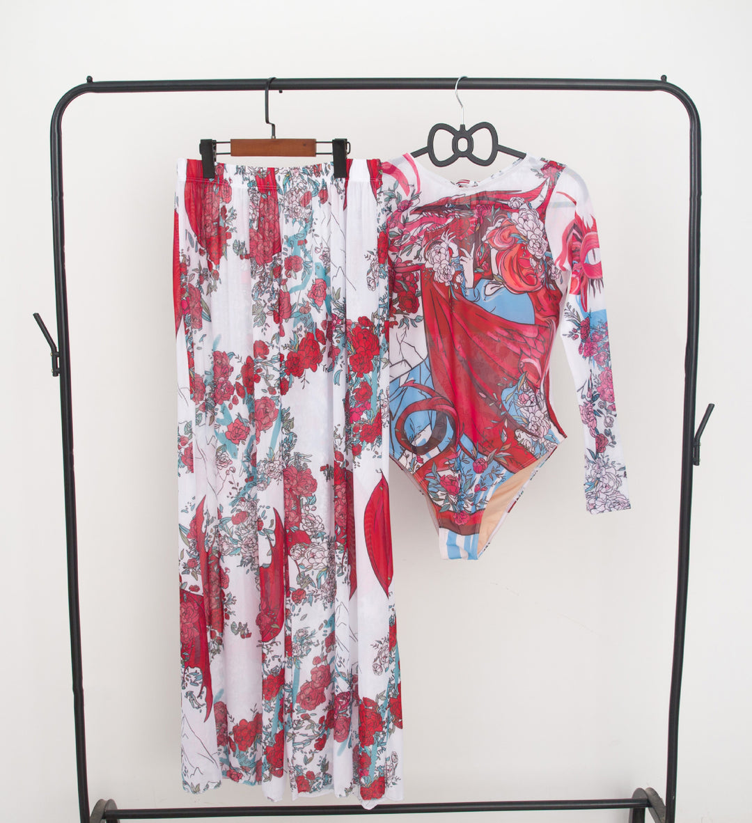 Damen modisches Badeoutfit mit langärmeligen Oberteil und lässigen Pants Drune