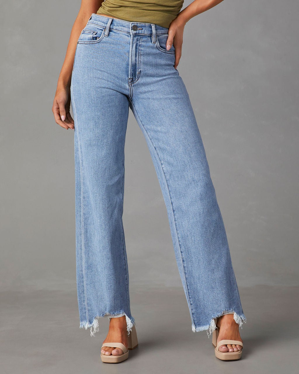 Damen Weite Jeans mit fransigem Saum Drune