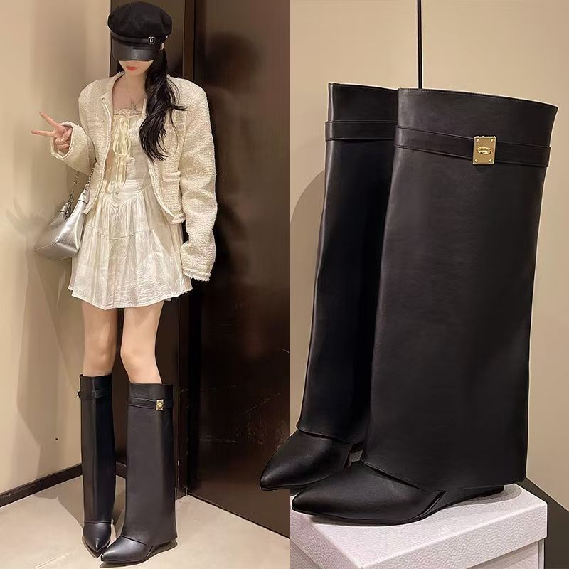 Damen kniehohe Lederstiefel mit konischem Schaft und Schloss-Applikation Drune