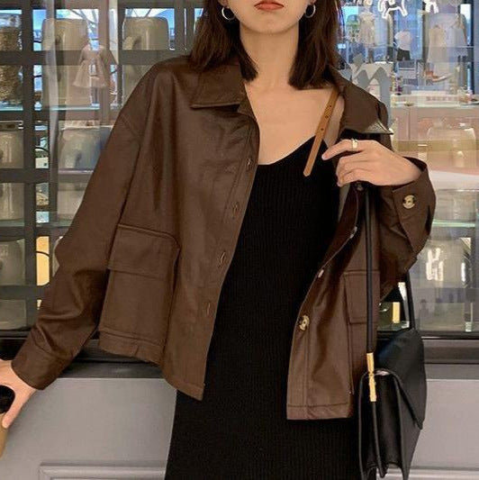Damen Kurze Lederjacke mit dekorativen Knopfdetails Drune