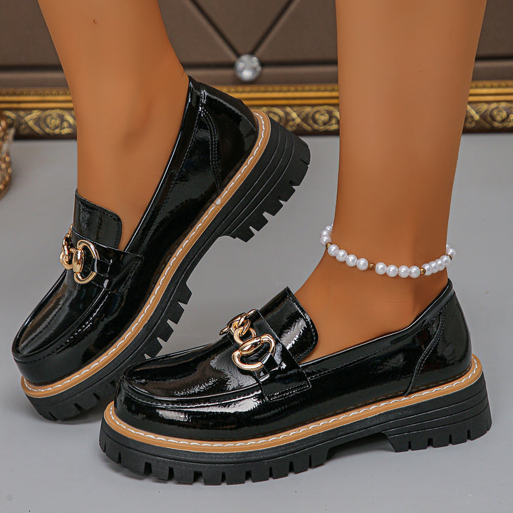 Damen  glänzende Lack-Loafer mit dekorativer Metallspange und profilierter Traktorsohle Drune