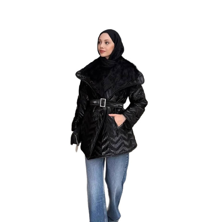 Damen Glänzende Steppjacke mit Taillengürtel und voluminösem Kunstfellkragen Drune