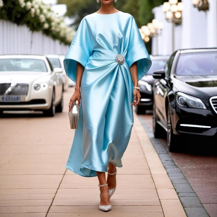 Damen nan elegantes Satin-Kaftan-Midikleid mit Kimonoärmeln seitlicher Drapage und Zierbrosche Drune