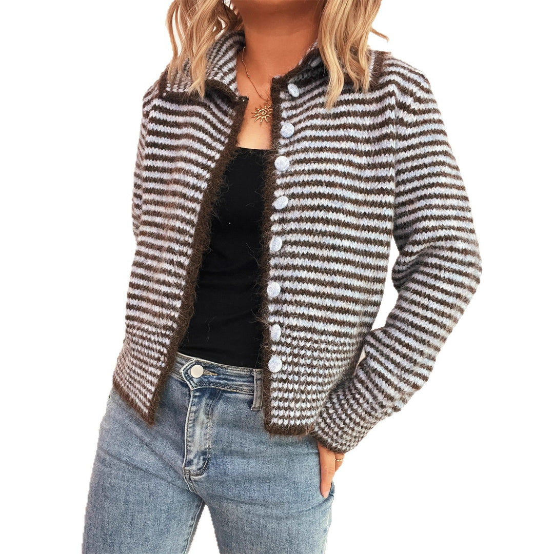 Damen gestrickte Kurzjacke mit modischem Streifenmuster und fluffigen Knöpfen Drune
