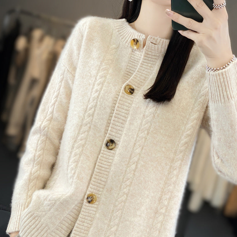 Damen Kaschmirähnlicher Zopfmuster‑Cardigan mit Rundhals und Hornoptikknöpfen Drune