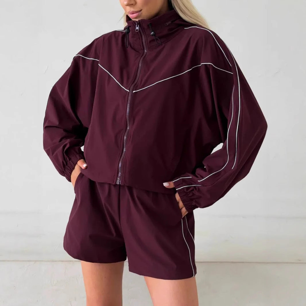 Damen sportliches Set bestehend aus Jacke mit hohem Kragen und Shorts im Urban Style