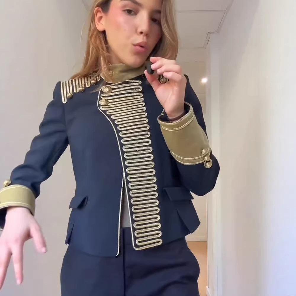Damen Militärisch inspirierte Kurzjacke mit goldener Gallonborte und Stehkragen Drune