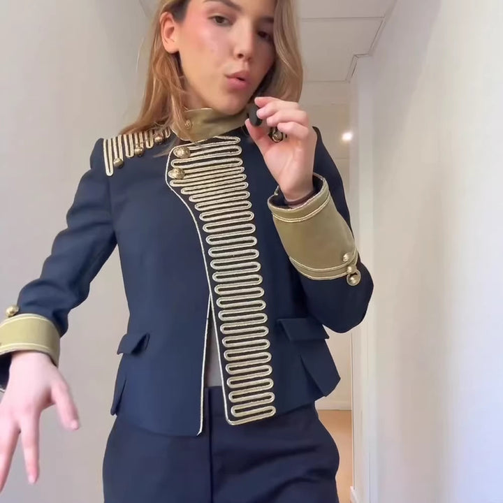 Damen Militärisch inspirierte Kurzjacke mit goldener Gallonborte und Stehkragen Drune