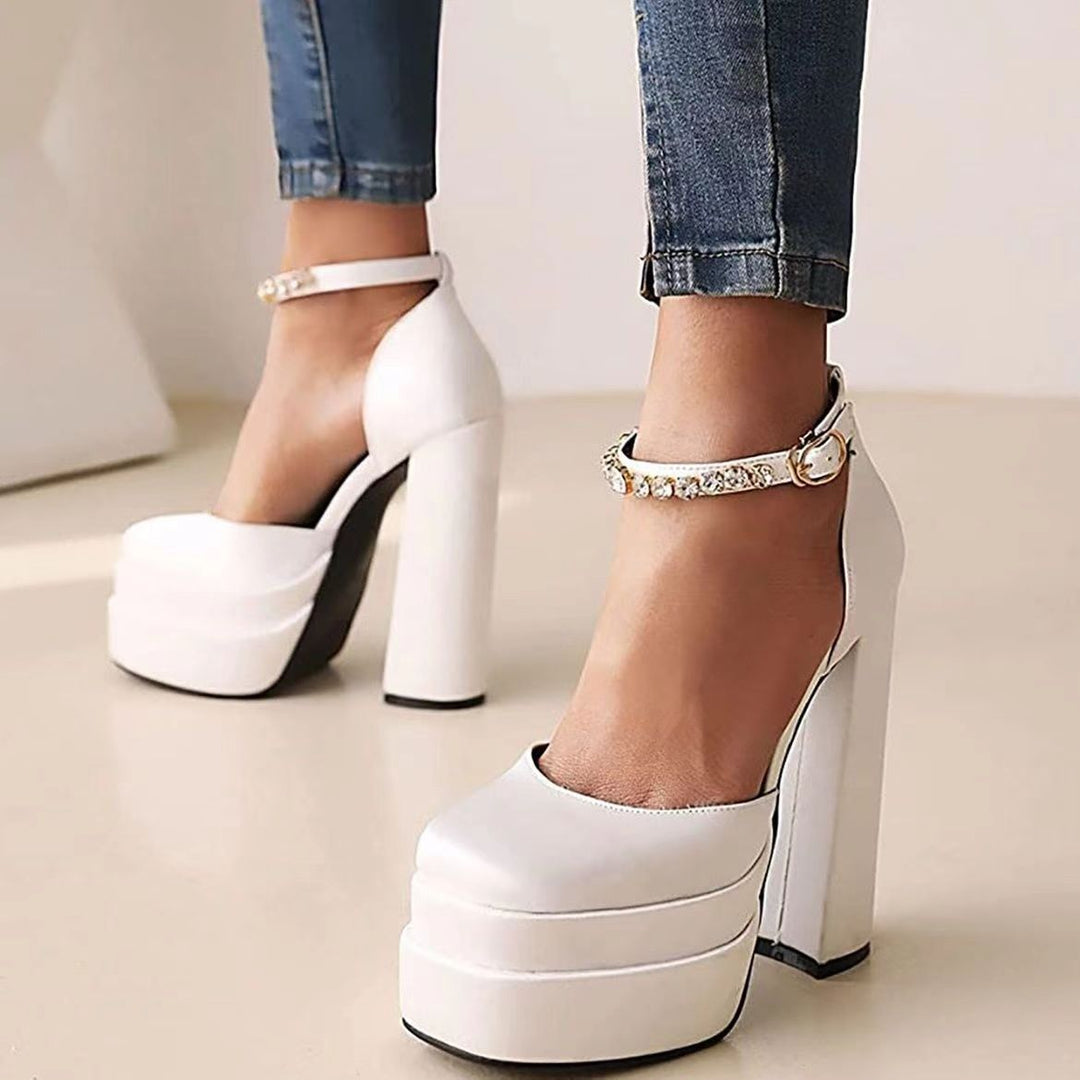 Damen nan Plateau-Sandalette mit skulpturellem Blockabsatz, quadratischer Zehenpartie und kristallbesetztem Knöchelriemen Drune