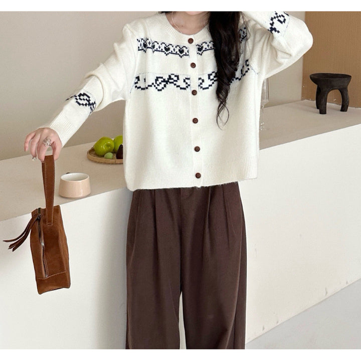 Damen Verspielter Strickcardigan mit Holzknöpfen und traditionellen Mustern Drune