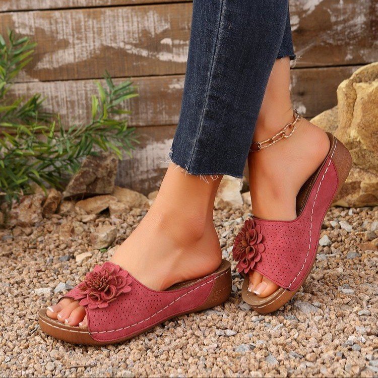 Damen Perforierte Keil-Sandalen als Slip-On mit Blumenapplikation und gepolstertem Fußbett Drune