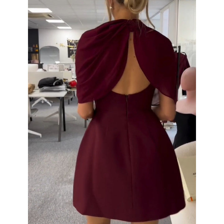 Damen Kleid mit elegantem Neckholder-Design und fließendem Stoff Drune