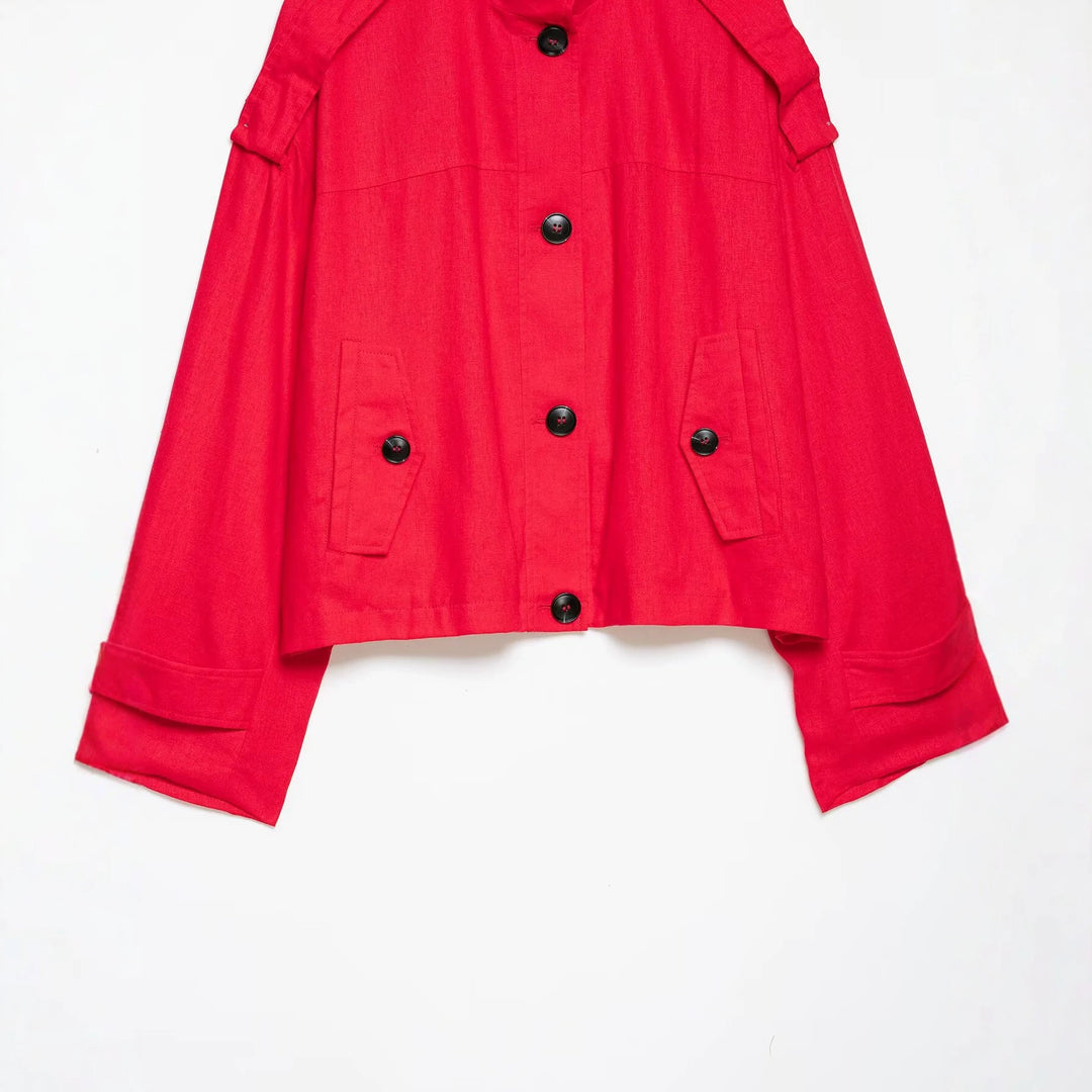 Damen 20+ kurzer Cape‑Trench mit Stehkragen und überlappenden Schulterriegeln Drune