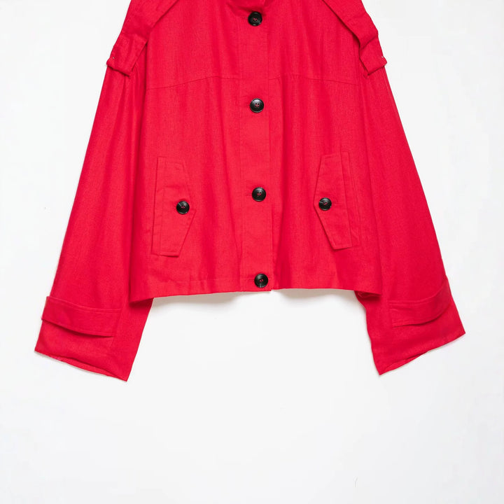 Damen 20+ kurzer Cape‑Trench mit Stehkragen und überlappenden Schulterriegeln Drune