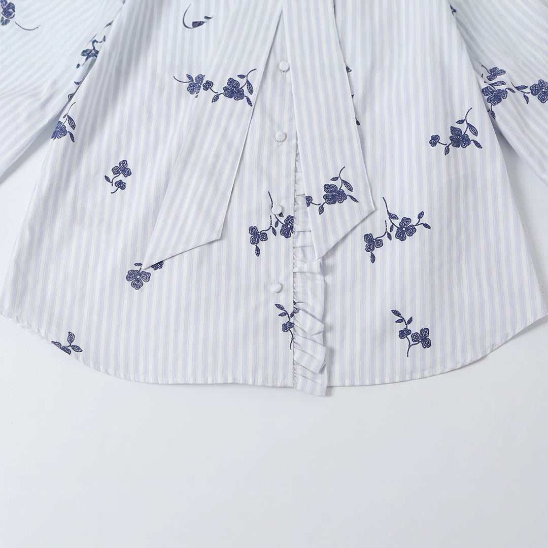 Damen Schlupfbluse mit Schleifenkragen, Rüschenpasse und floraler Stickerei Drune