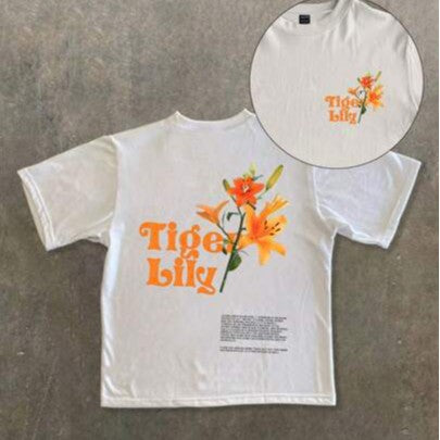 Damen T-Shirt mit künstlerischem floralem Druck und verspieltem Schriftzug Drune