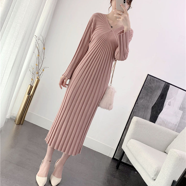 Damen Langstrickkleid mit eleganter Plissierung und V-Ausschnitt Drune