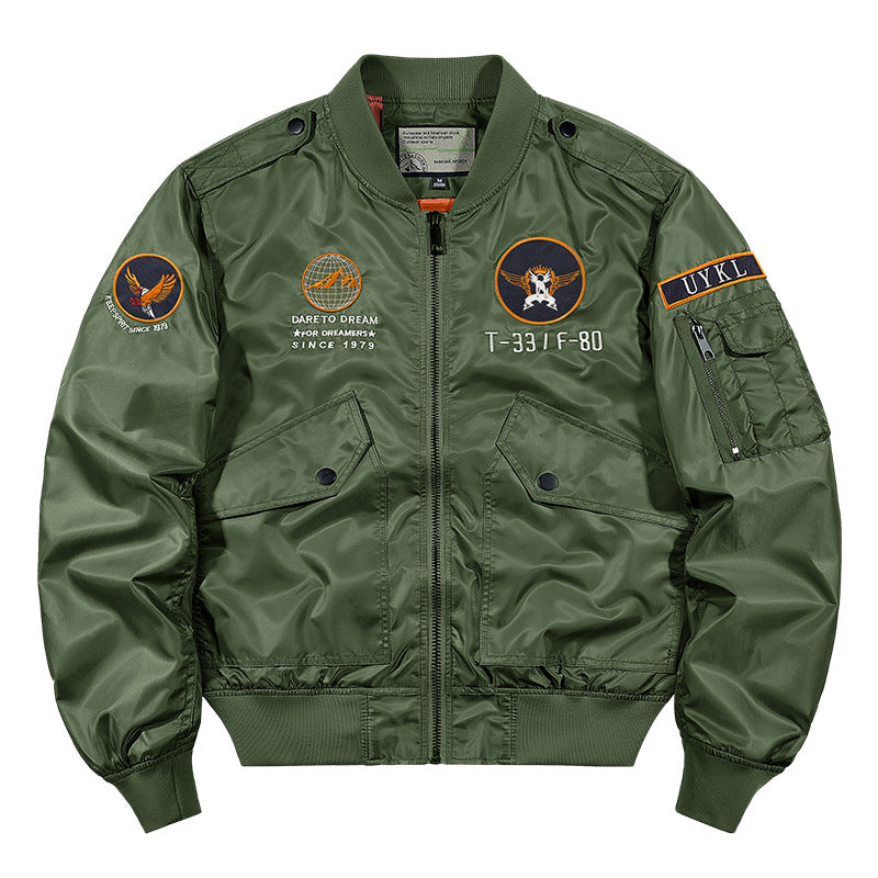 Herren  glänzende Pilotenfliegerjacke mit gestickten Missionsabzeichen und schrägen Druckknopfklappentaschen Drune
