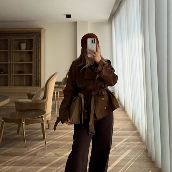 Damen Kurz geschnittener Veloursleder‑Trenchjacke mit Taillengürtel und verstellbaren Manschetten Drune